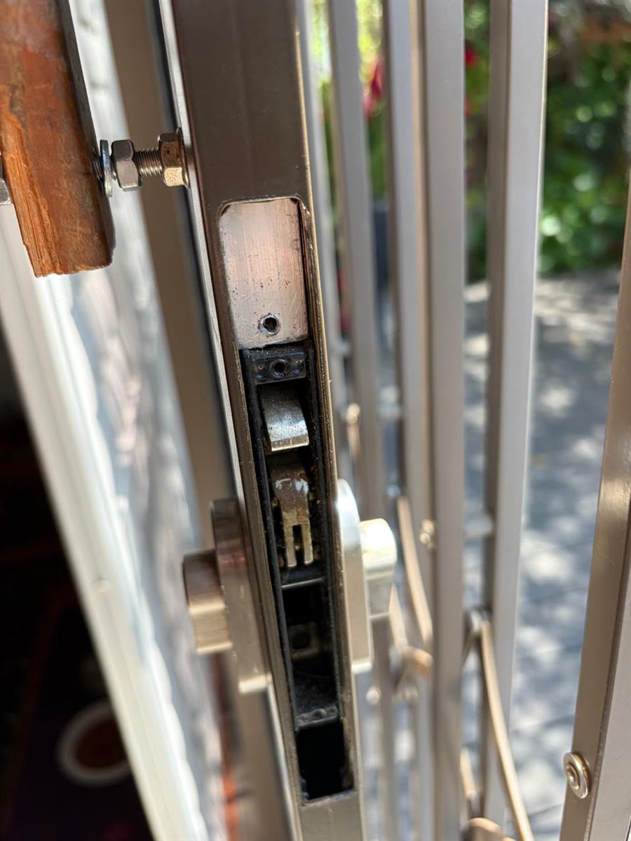 Aluminium door edge and locking hardware detail