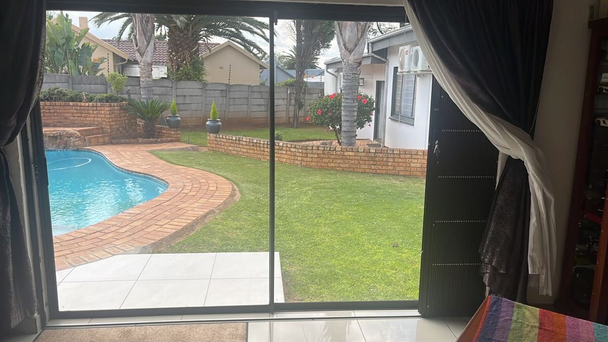 Aluminium sliding patio doors with a view into the garden